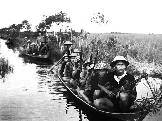 Partyzanci Wietkongu podczas przeprawy przez rzekę, 1968 r.
