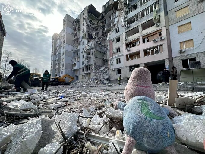 Zniszczenia w&nbsp;Chersoniu po&nbsp;rosyjskim ataku