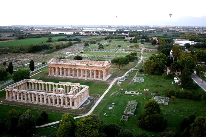 Widok na park archeologiczny Paestum, Włochy