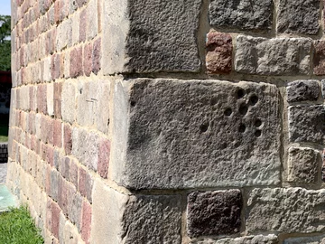 Archikolegiata w Tumie -  tzw. "ślady pazurów diabła Boruty" na jednej ze ścian 