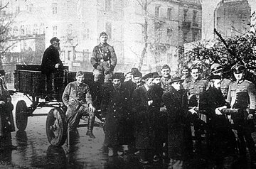 Żydzi ciągną w&oacute;z konny na&nbsp;dziedzińcu Uniwersytetu Warszawskiego, lata 1939&ndash;1940