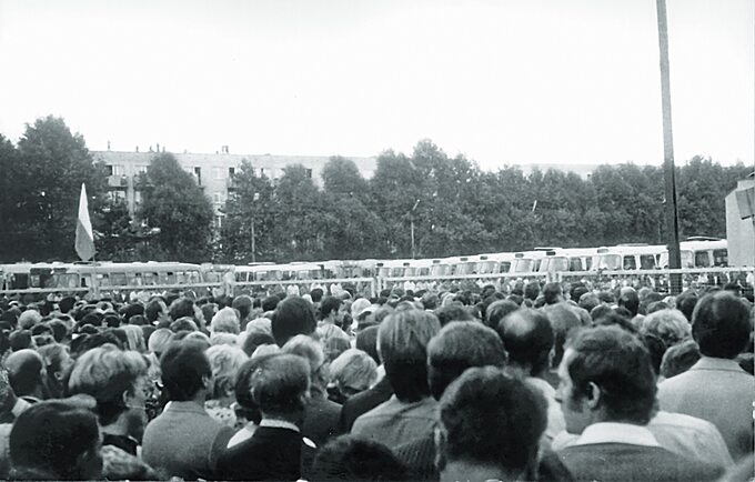 Msza św. na terenie zajezdni autobusowej nr 7 przy ul. Grabiszyńskiej podczas strajki solidarnościowego z robotnikami z Wybrzeża, 1980 r.