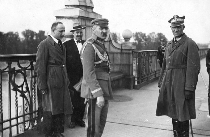 Józef Piłsudski z Gustawem Orlicz-Dreszerem na moście Poniatowskiego. Zamach majowy
