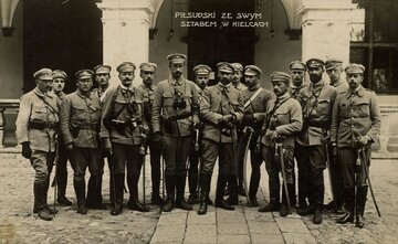 J&oacute;zef Piłsudski wraz ze&nbsp;swoim sztabem w&nbsp;Kielcach, 1914&nbsp;r. Walery Sławek trzeci od&nbsp;prawej.