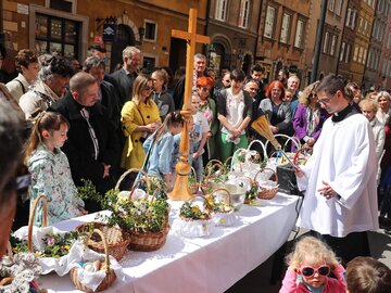 Święcenie pokarmów przed Bazyliką Archikatedralną w Warszawie p.w. Męczeństwa św. Jana Chrzciciela w Warszawie 