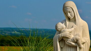 Figura Matki Bożej z&nbsp;Dzieciątkiem