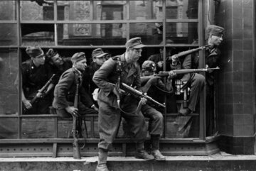 Dirlewangerowcy podczas walk na&nbsp;ul. Focha w&nbsp;Warszawie