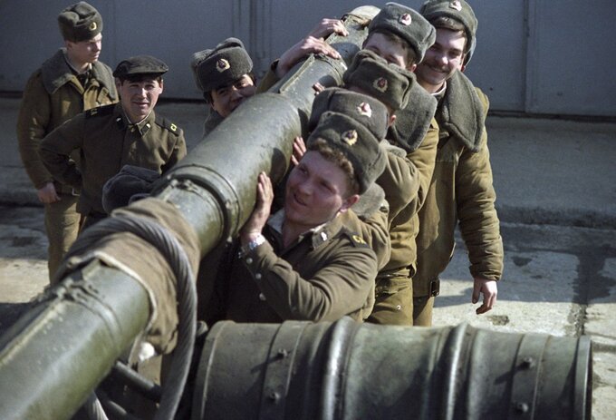 Sowieccy żołnierze opuszczający Czechy, 1990 rok