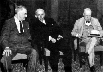 II konferencja kairska, siedzą od&nbsp;lewej: prezydent USA F.D. Roosevelt, prezydent Turcji I. İn&ouml;n&uuml;, premier Wielkiej Brytanii W. Churchill