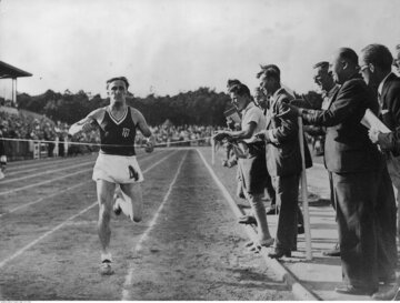 Janusz Kusociński wygrywa bieg na&nbsp;5000 metr&oacute;w w&nbsp;Berlinie, lipiec 1934&nbsp;r.