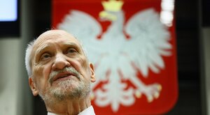 Miniatura: Macierewicz na celowniku