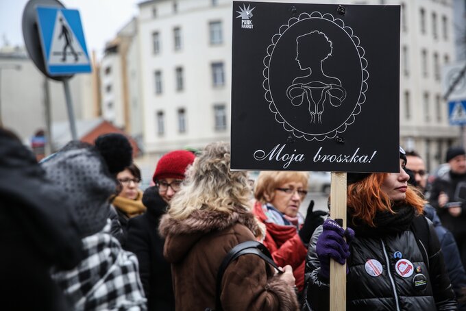 Ściana Furii z&nbsp;życzeniami na&nbsp;Dzień Kobiet, powstaje przed siedzibą PiS na&nbsp;ulicy Nowogrodzkiej w&nbsp;Warszawie
