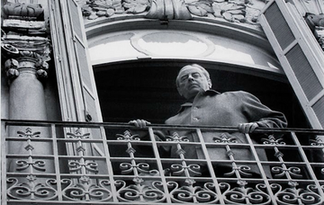 Witold Gombrowicz na&nbsp;balkonie willi w&nbsp;Vence