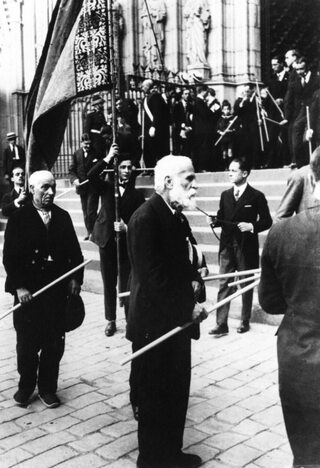 Antonio Gaudi podczas procesji Bożego Ciała, 1924 rok