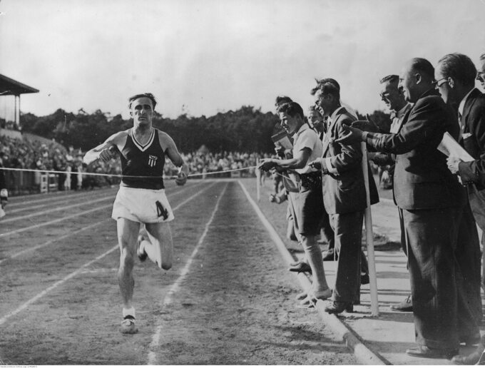 Janusz Kusociński wygrywa bieg na 5000 metrów w Berlinie, lipiec 1934 r.