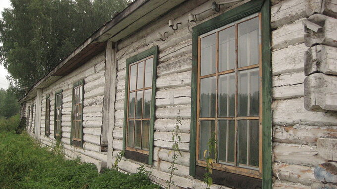 Jeden z budynków łagru w Permie. W takich barakach tworzono też psychuszki. Fot: Gerald Praschl