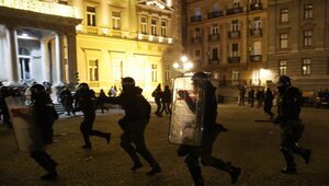 Miniatura: Zamieszki w Belgradzie. Protestujący...