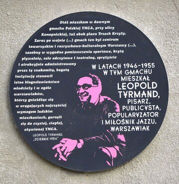 Tablica upamiętniająca Leopolda Tyrmanda przy ul. Konopnickiej 6&nbsp;w&nbsp;Warszawie.
