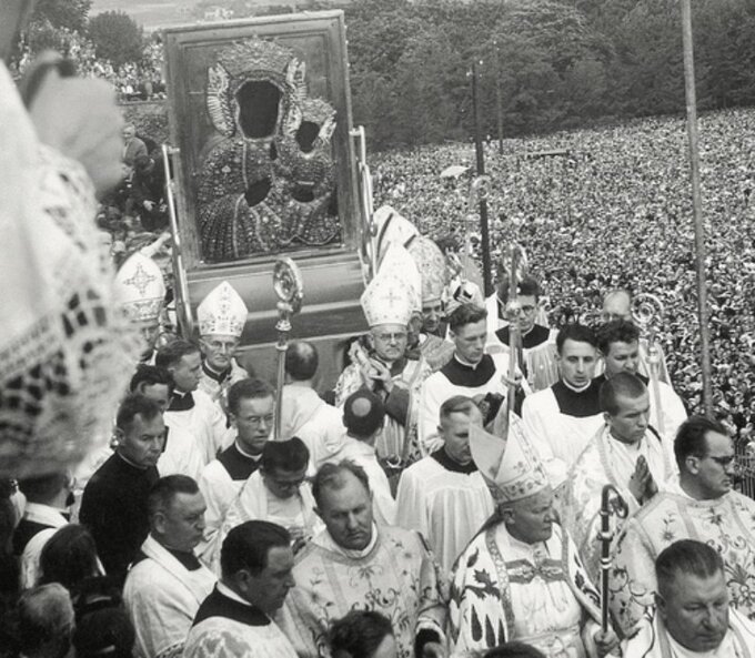 Cudowny Obraz Matki Boskiej Częstochowskiej wyniesiony na Wały Jasnogórskie, 26 sierpnia 1956 rok