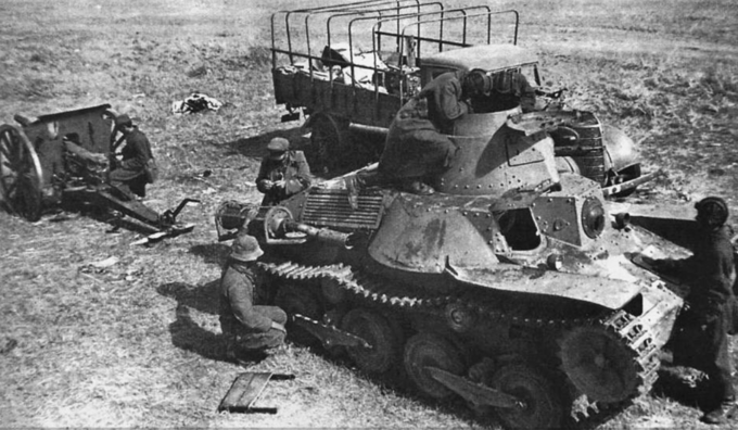 Czołg japoński Typ 95 Ha-Go zdobyty przez żołnierzy radzieckich podczas bitwy nad Chałchin-Goł