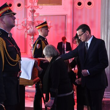Premier Mateusz Morawiecki  z matką Jadwigą Morawiecką oraz żoną Iwoną Morawiecką podczas uroczystości wniesienia do Sali Kolumnowej Sejmu trumny z ciałem marszałka seniora Kornela Morawieckiego. 