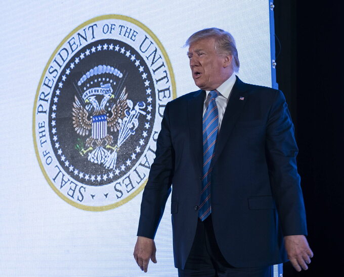Donald Trump podczas przemówienia w Waszyngtonie na tle fałszywej pieczęci