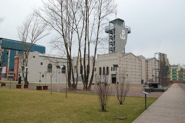 Budynek Muzeum Powstania Warszawskiego z&nbsp;wieżą z&nbsp;symbolem Polski Walczącej