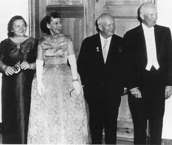 Nina Chruszczowa, Mamie Eisenhower, Nikita Chruszczow i Dwight Eisenhower podczas kolacji, 27 września 1959 r.