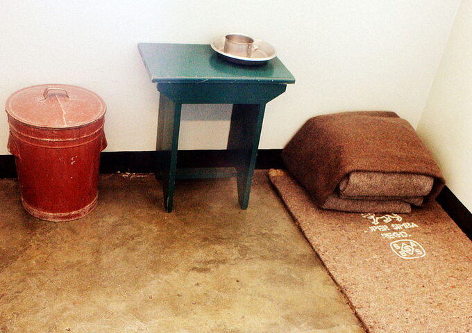 Wnętrze celi Nelsona Mandeli w więzieniu Robben Island