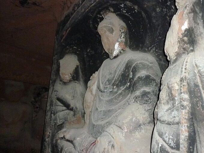 Zniszczone posągi Buddy. Okres rewolucji kulturalnej w Chinach