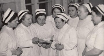 Stanisława Leszczyńska (w środku, najniższa z&nbsp;kobiet) w&nbsp;gronie pielęgniarek