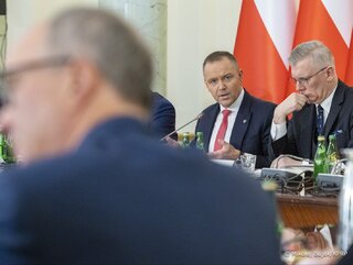 Rada Bezpieczeństwa Narodowego pod&nbsp;przewodnictwem prezydenta Karola Nawrockiego. Na&nbsp;zdjęciu tyłem marszałek Sejmu Włodzimierz Czarzasty