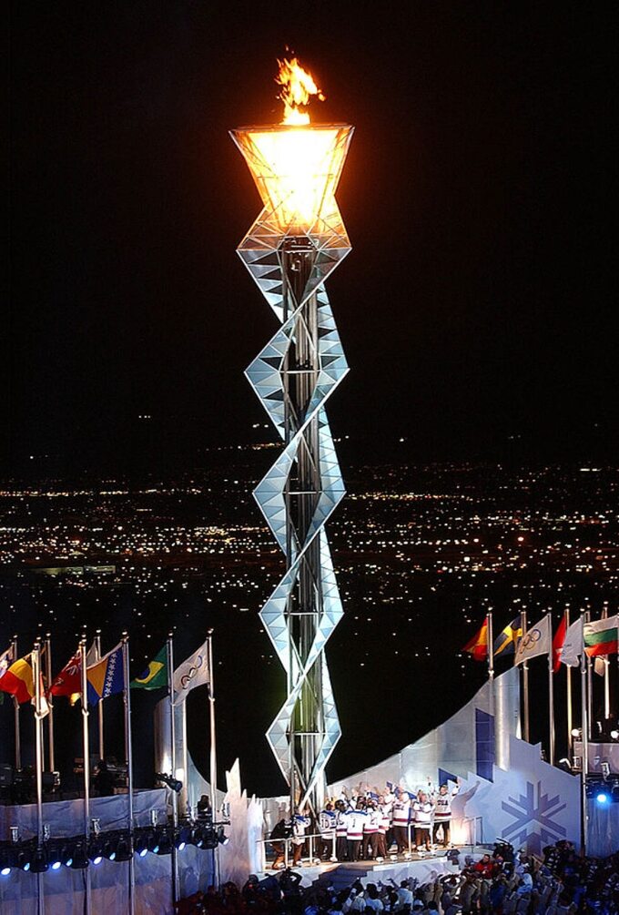 Płomień olimpijski podczas ceremonii otwarcia Igrzysk 2002 w Salt Lake City