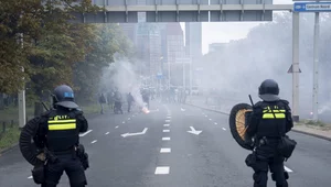 Miniatura: Zamieszki w Holandii. Policja rozpędziła...