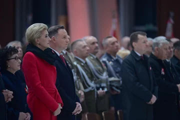 Prezydent Rzeczypospolitej Polskiej Andrzej Duda (3L) wraz z Małżonką Agatą Kornhauser-Dudą (2L), 11 bm. w Świątyni Opatrzności Bożej w Warszawie podczas mszy świętej z okazji obchodów Narodowego Święta Niepodległości. 
