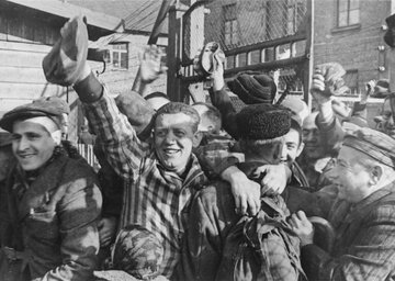 Radość więźni&oacute;w Auschwitz na&nbsp;wieść o&nbsp;wyzwoleniu obozu, 27 stycznia 1945