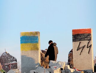 Zdewastowany pomnik upamiętniający Polak&oacute;w zamordowanych w&nbsp;1944&nbsp;r. w&nbsp;Hucie Pieniackiej