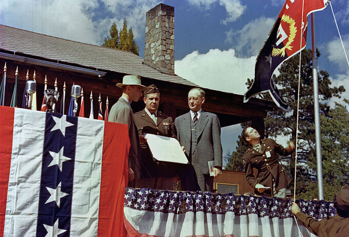 Wręczenie nagrody Army-Navy „E” w Los Alamos 16 października 1945 roku. Oppenheimer (z lewej) wygłosił z tej okazji pożegnalne przemówienie jako dyrektor laboratorium