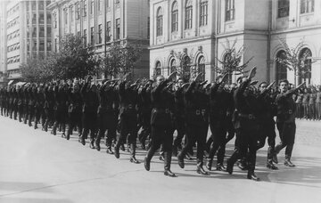 Przemarsz członk&oacute;w Żelaznej Gwardii ulicami Bukaresztu, 1940&nbsp;r.