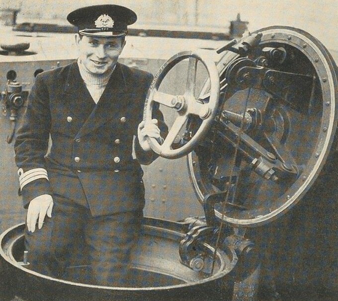 Kpt Jan Grudziński – pod jego dowództwem ORP „Orzeł” uciekł z Tallina, przedarł się do Wielkiej Brytanii i zatopił ms „Rio de Janeiro”.