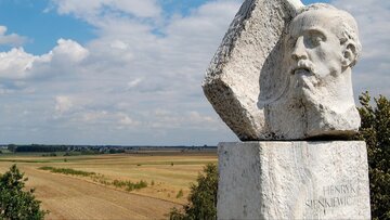 Pomnik Henryka Sienkiewicza. W głębi widać Wolę Okrzejską, rodzinną miejscowość pisarza