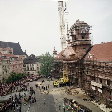 Montaż hełmu na Wieży Zegarowej; lipiec 1974; fot. Stefan Sadowski 