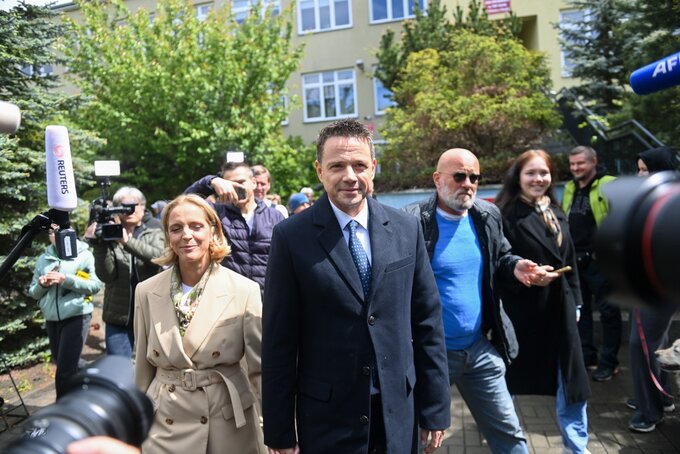Kandydat KO w wyborach prezydenckich, prezydent Warszawy Rafał Trzaskowski z żoną Małgorzatą podczas wypowiedzi dla mediów w drodze do lokalu wyborczego w Warszawie
