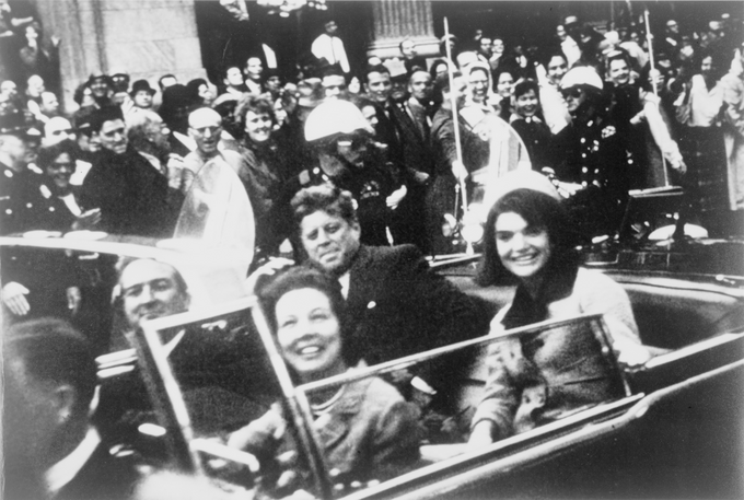 Prezydent John F. Kennedy z żoną Jackie (siedzą na tylnym siedzeniu) w Dallas, 22 listopada 1963 roku. Zdjęcie wykonano chwilę przed zastrzeleniem prezydenta