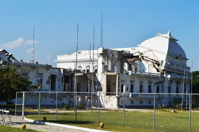 Zniszczony pałac prezydencki na Haiti po trzęsieniu ziemi z 2010 roku