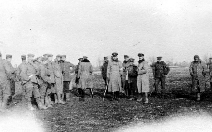 Spotkanie brytyjskich i niemieckich żołnierzy na ziemi niczyjej w czasie rozejmu bożonarodzeniowego