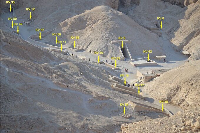 Dolina Krółow. Strzałkami wskazane wejścia do grobowców władców Egiptu