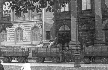 Niemcy kradną zbiory Towarzystwa Zachęty Sztuk Pięknych w&nbsp;Warszawie, 1944