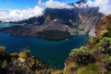 Widok na&nbsp;wulkan Samalas wraz z&nbsp;wulkanem Rinjani