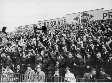 Kibice na&nbsp;trybunach podczas meczu piłki nożnej Polska -&nbsp;Węgry, Letnie Igrzyska Olimpijskie w&nbsp;Berlinie w&nbsp;1936&nbsp;r.